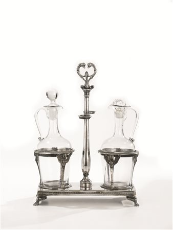 OLIERA, NAPOLI, 1830 CIRCAin argento, base di forma rettangolare poggiante su...