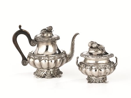 TEIERA E ZUCCHERIERA, NAPOLI, SEC. XIX, FACITORE SISINOin argento sbalzato a...