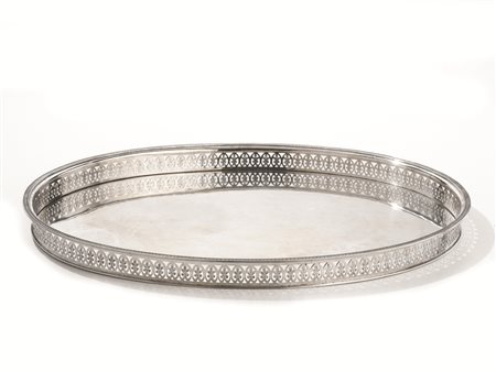 VASSOIO, SEC.XX in argento di forma ovale con bordo traforato a palmette, cm...