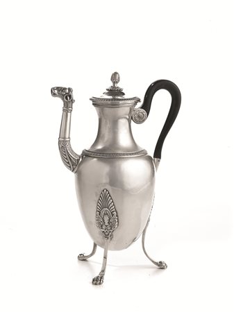 CAFFETTIERA PARIGI, PRIMA META' SEC. XIXin argento, corpo piriforme su tre...