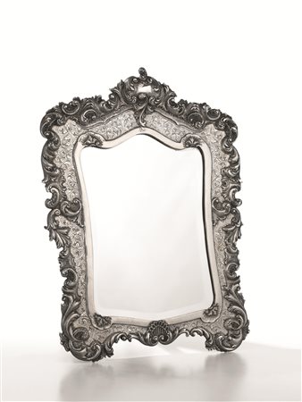 SPECCHIO DA TAVOLO, SEC. XXcornice in argento riccamente sbalzato e cesellato...