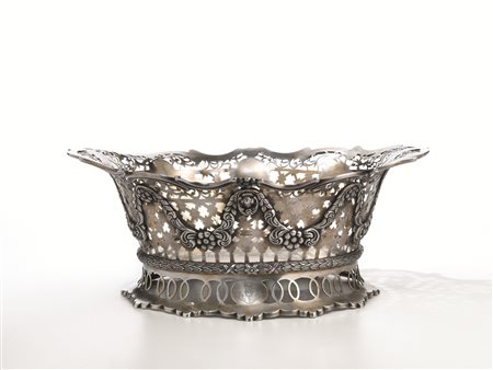 GRANDE VASCA CENTROTAVOLA, LONDRA, 1900in argento, di forma ovale, ampia tesa...