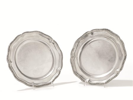 COPPIA DI PIATTINI, LONDRA, 1969in argento di forma circolare sagomata con...