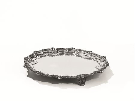 SALVER, LONDRA, 1901di forma circolare, in argento con bordo sagomato, tre...