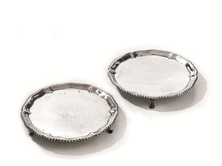 COPPIA DI PICCOLI SALVER, LONDRA 1767 in argento di forma circolare sagomata,...