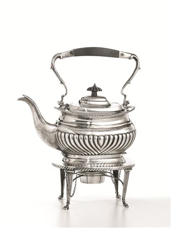 SAMOVAR, CHESTER, 1897in argento sbalzato a baccellature, sostegno a quattro...