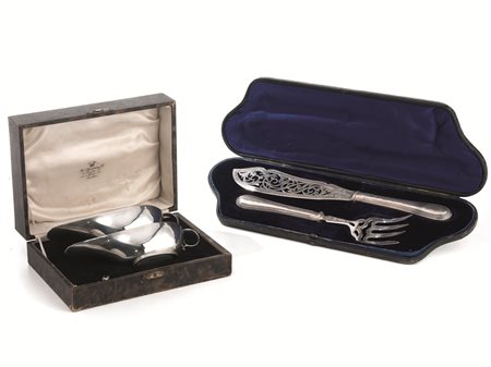 DUE POSATE DA PORTATA, CITTÀ DI SHEFFIELD, 1869In argento traforato, manici...