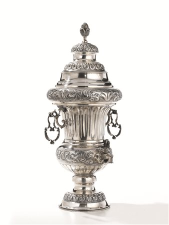 MESCIROBA SEC. XXin argento sbalzato a volute di foglie, due anse sagomate,...