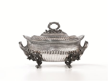 GRANDE ZUPPIERA, SEC. XXin argento sterling, di forma ovale sagomata, quattro...