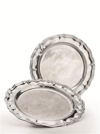 COPPIA DI GRANDI VASSOI, SEC. XXin argento di forma circolare sagomata, diam....