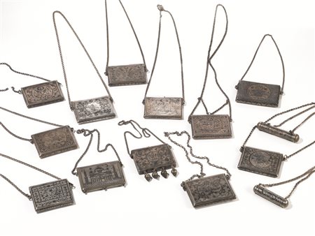 Quattordici portabiglietti, sec. XX in argento inciso ad architetture medio...