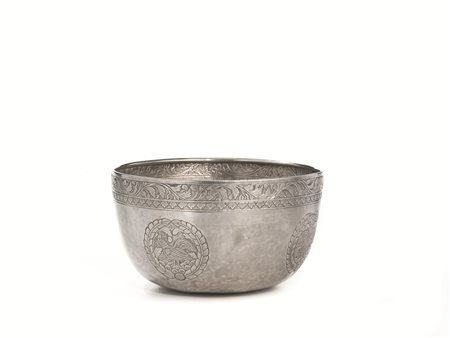 COPPA, SUD AMERICA, PRIMA METÀ SEC. XIXin argento di forma circolare, corpo...