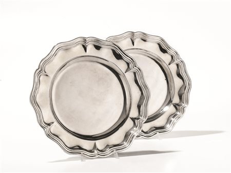 DUE COPPIE DI VASSOI, SEC. XXin argento di forma circolare sagomata, diam. cm...