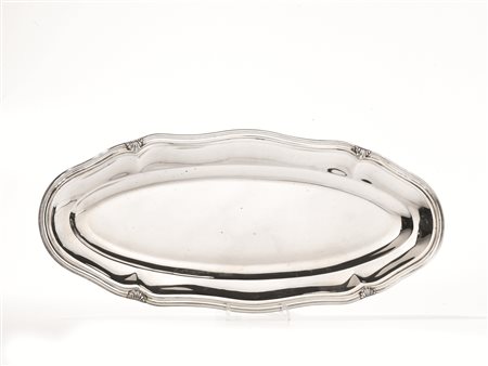PESCERA E COPPIA DI VASSOI, SEC. XXin argento di forma ovale sagomata, cm...