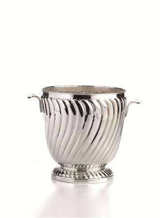 COPPETTA, SEC. XXin argento sbalzato a costolonature, diam. cm 19, g...