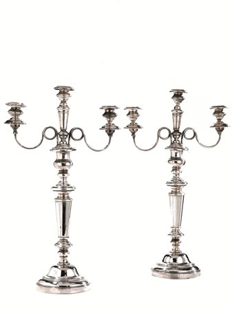 COPPIA DI CANDELABRI, SEC. XXin argento, fusto a colonna rastremata, base...