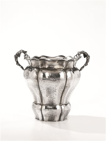 SECCHIELLO PORTA GHIACCIO, SEC. XXin argento martellato, corpo scanalato, due...