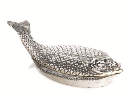 PESCERA, SEC. XXin argento di forma ovale, coperchio realisticamente...