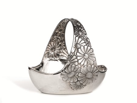 CESTO, SEC. XXdi forma ovale, in argento sbalzato a fiori, alt. cm 30, g...