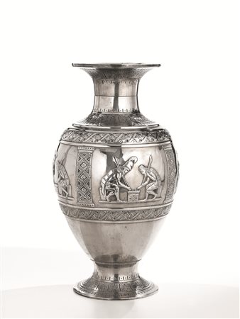 GRANDE VASO SEC. XX in argento, corpo piriforme decorato da quattro riquadri...