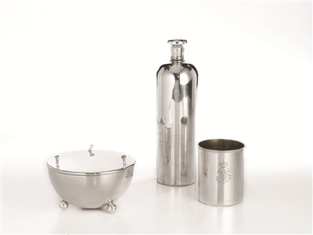 BOTTIGLIA CON BICCHIERE, FRANCIA, 1950 CIRCAdi forma cilindrica in argento...