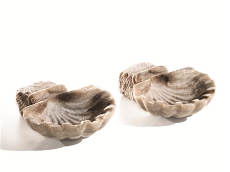 COPPIA DI ACQUASANTIERE, SECOLO XVII, in marmo bianco scolpito come valva di...