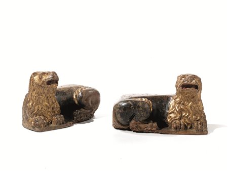 COPPIA DI LEONCINI, ITALIA SETTENTRIONALE, SECOLO XV, in legno scolpito,...