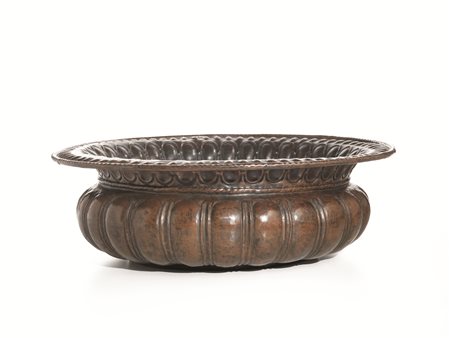 GRANDE BACILE, ITALIA CENTRALE, SECOLO XVII, in rame sbalzato di forma...
