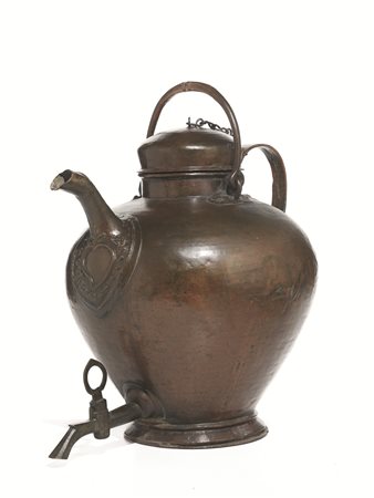 GRANDE VERSATOIO, ITALIA CENTRALE, SECOLO XVII, in rame sbalzato, completo di...