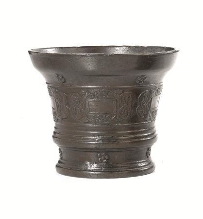 MORTAIO, PADOVA, SECOLO XVIin bronzo patinato, corpo scandito da anelli a...