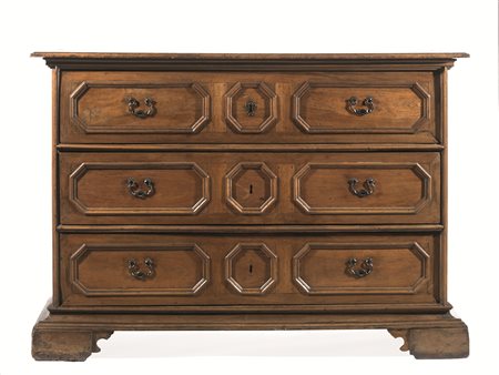 Grande cassettone, Italia centrale, seconda metà sec. XVII, in noce a patina...