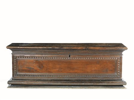Cassapanca, Italia centrale, sec. XVII, in noce a patina scura, piano...