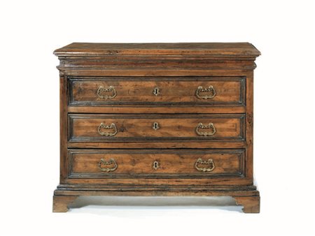 Cassettone, Italia centrale, sec. XVII, in noce e radica, piano rettangolare...