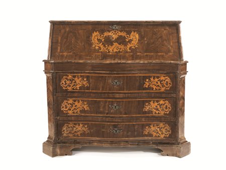 Cassettone-scrivania, Roma, metà sec. XVIII, in noce e radica di noce...