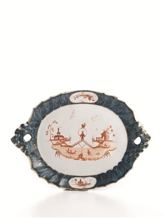 VASSOIO, VENEZIA, MANIFATTURA COZZI, TERZO QUARTO SECOLO XVIIIin maiolica...