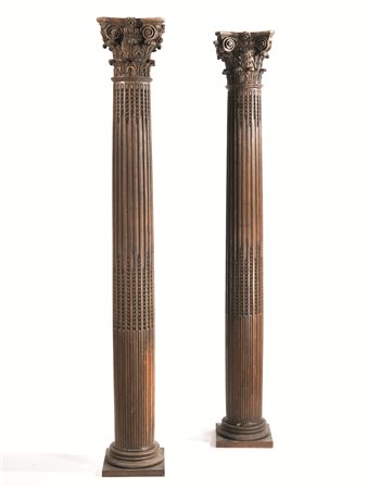 Coppia di grandi colonne, Francia, fine sec. XVIIIin quercia, fusto scanalato...