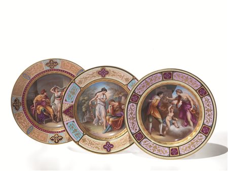TRE PIATTI, VIENNA, SECOLO XIXporcellana dipinta in policromia e oro. Tesa...