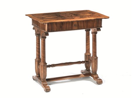 Tavolino da lavoro, prima metà sec. XIXin noce a patina bionda e radica di...