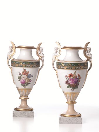 COPPIA DI VASI, MANIFATTURA GINORI, INIZI SECOLO XIX,in porcellana dipinta in...