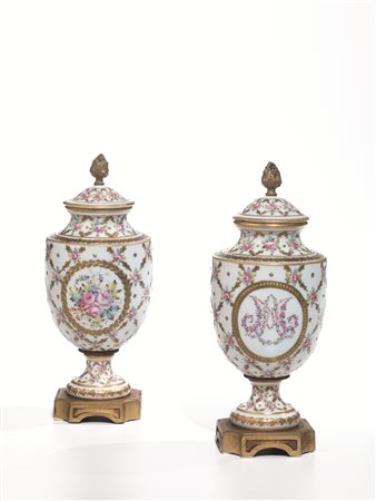 COPPIA DI VASETTI CON COPERCHIO, SèVRES, 1846porcellana dipinta in policromia...