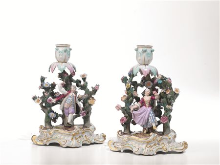 COPPIA DI CANDELIERI, MEISSEN, FINE SECOLO XVIIIporcellana dipinta in...