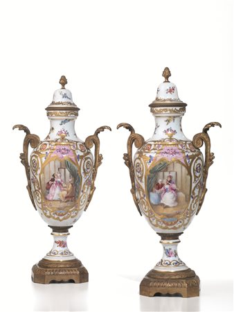 COPPIA DI VASI CON COPERCHIO, SèVRES, METà SECOLO XIXporcellana dipinta in...