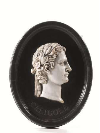 COPPIA DI MEDAGLIONI, SECOLO XIXin marmo nero di forma ovale con profili di...