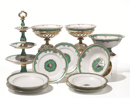 SERVITO DI PIATTI, FRANCIA, SECOLO XIXporcellana bianca decorata in verde e...