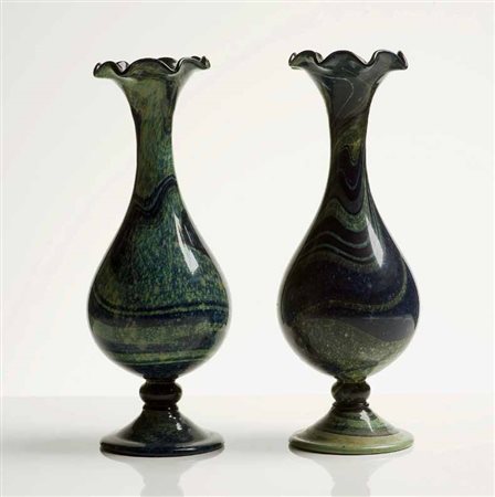 Coppia di vasi in vetro ad onde nei toni del blu e del verde inizi del XX...