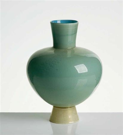 Tomaso Buzzi Vaso in vetro incamiciato azzurro a foglia d’oro circa 1932,...