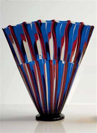 Toso Vaso a ventaglio a fasce blu e rosso anni ‘ 50, altezza cm 31. Firma...