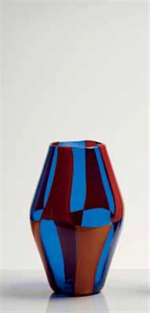 Fulvio Bianconi Vaso pezzato, in pasta vitrea rossa e vetro trasparente blu...