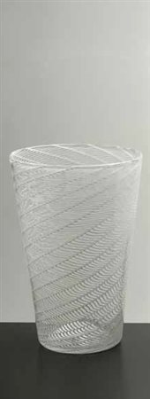 Paolo Venini Vaso in vetro a reticolo lattimo anni ’50, altezza cm 25.