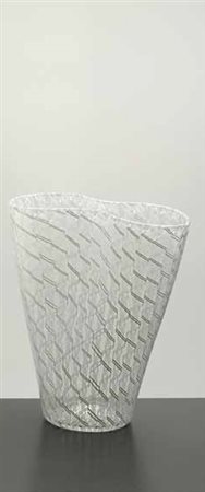 Paolo Venini Vaso in vetro zanfirico lattimo di forma troncoconica lievemente...